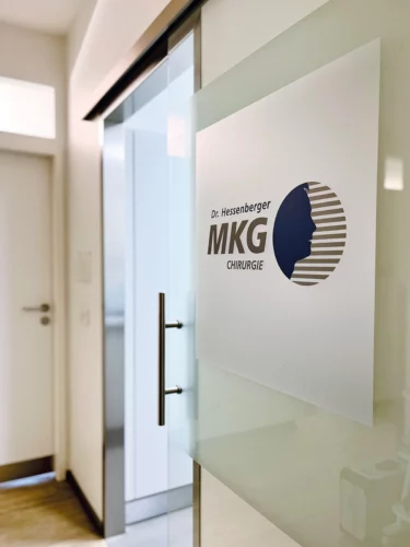 Tür mit Praxislogo „Dr. Hessenberger MKG-Chirurgie